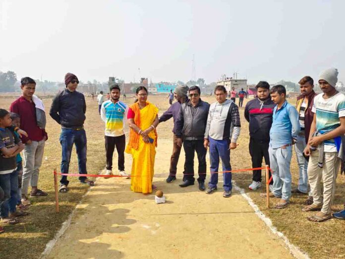 क्रिकेट प्रतियोगिता का उद्घाटन करते हुए संपा साहा