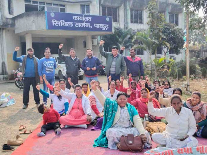 हड़ताल पर स्वास्थ्य कर्मी