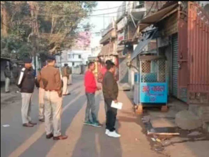 (घटनास्थल पर मौजूद पुलिस, फोटो क्रेडिट- IANS)