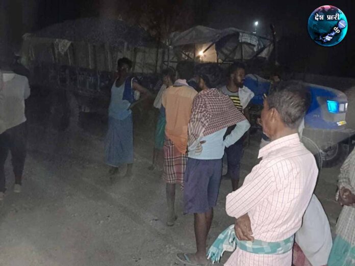 प्रशासन द्वारा जप्त टेक्टर, फोटो-पी. आर. डी. पाकुड़