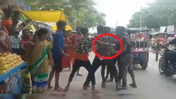 पुलिस के सामने चार बदमाशों ने युवक को पकड़ा, 5वें ने घोंपा चाकू, लाइव वीडियो आया सामने