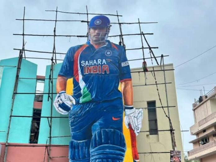 धोनी के जन्मदिन से पहले फैंस ने की जश्न की तैयारी, हैदराबाद में लगा 52 फीट लंबा कटआउट