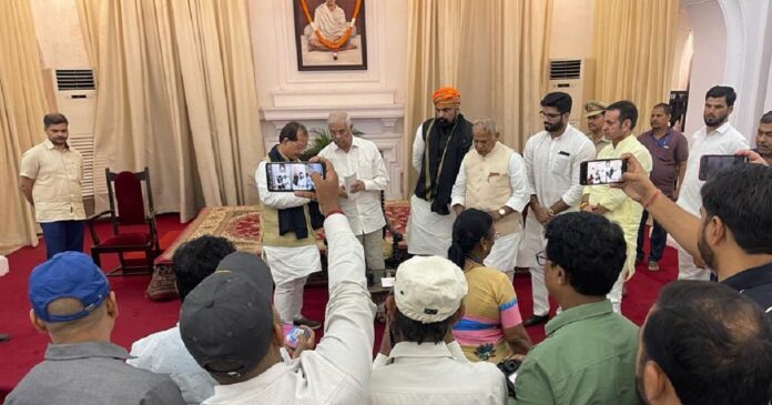 'नीतीश कुमार धृतराष्ट्र, तेजस्वी दुर्योधन', लाठीचार्ज के बाद गवर्नर से मिले NDA नेता, CBI जांच की मांग