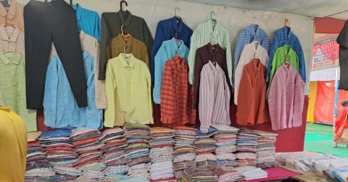 शिल्प मेले में खादी की शर्ट सिर्फ 200 रुपये में, खरीदारी के लिए उमड़ रहे लोग