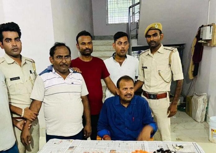 बाघ की खाल और हिरन का सींग बेचने वाले दो दुकानदार गिरफ्तार