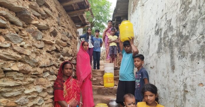 पेयजल किल्लत से जूझ रहे लखीसराय में पहाड़ी इलाक के लोग