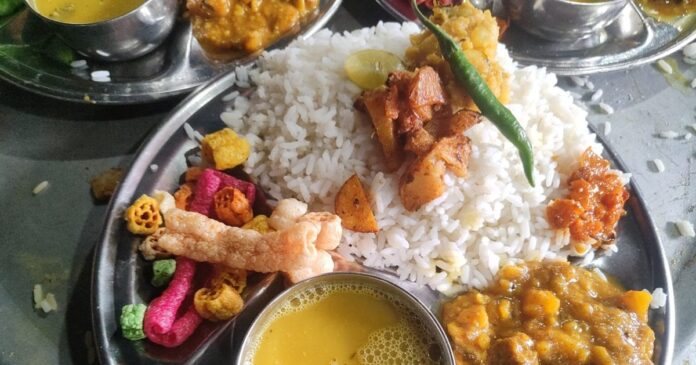 चावल, दाल, सब्जी और भी बहुत कुछ... यहां सिर्फ 40 रुपये में मिलता है भरपेट खाना, पैसे वसूल की है पूरी गारंटी
