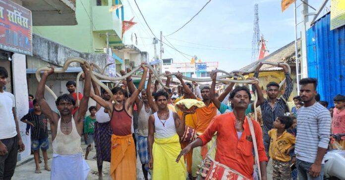समस्तीपुर का यूनिक मेला, सबके गले में लटके होते हैं जहरीले सांप, देखें वीडियो