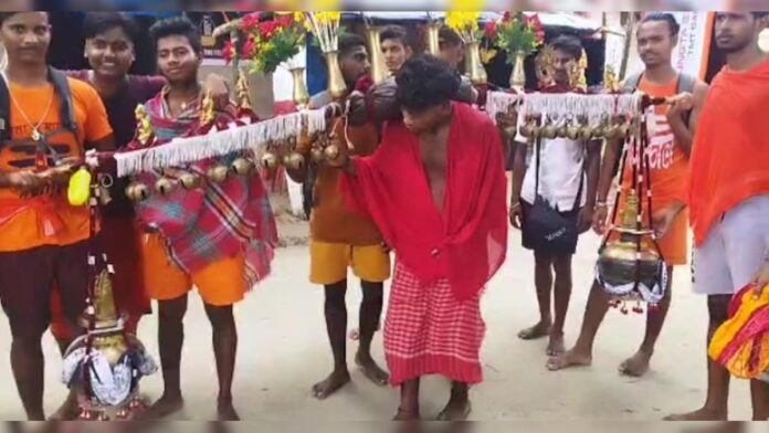 60 किलो का कांवड़ लेकर पैदल कोलकाता से देवघर पहुंचे भक्त, इतने दिनों में पूरी हुई पद यात्रा