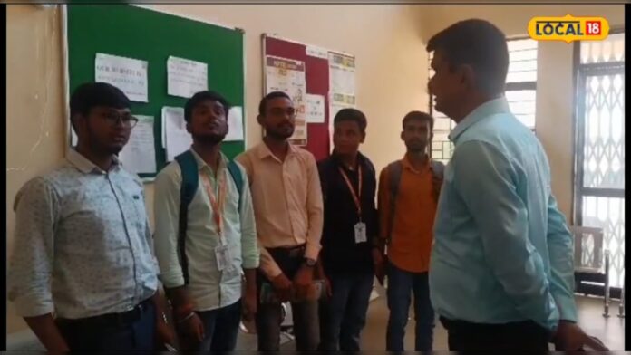 मुंगेर के राजकीय इंजीनियरिंग कॉलेज में DM का औचक निरीक्षण, छात्रों से जाना हाल