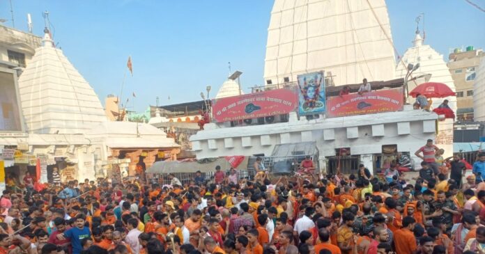 पहली सोमवारी को बैद्यनाथ धाम में भक्तों की लंबी कतार, केसरिया रंग से पटा देवघर