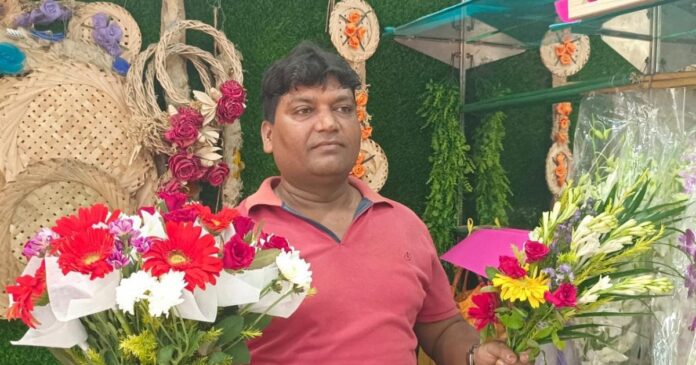 उपहार स्वरूप फूल करना हो भेंट तो पहुंचिएं यहां, मिलेगी बुके की कई वैरायटी