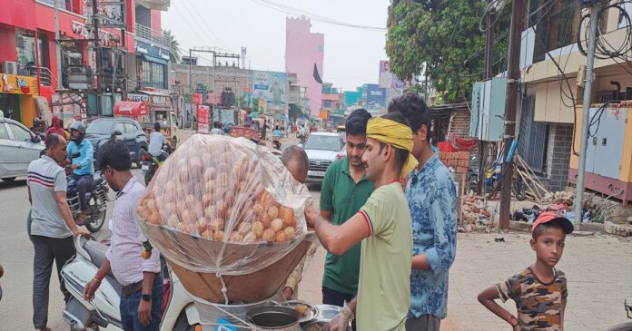 गोड्डा में यहां मिलने वाली पानी पूरी है खास, स्वाद के दीवाने है लोग