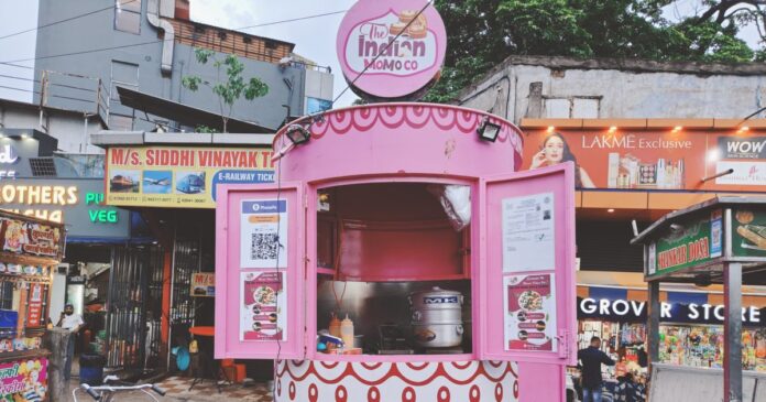 मोमो बनाने के स्टीम बॉक्स के शेप वाली इस अनोखी दुकान का मुरीद हैं जमशेदपुर