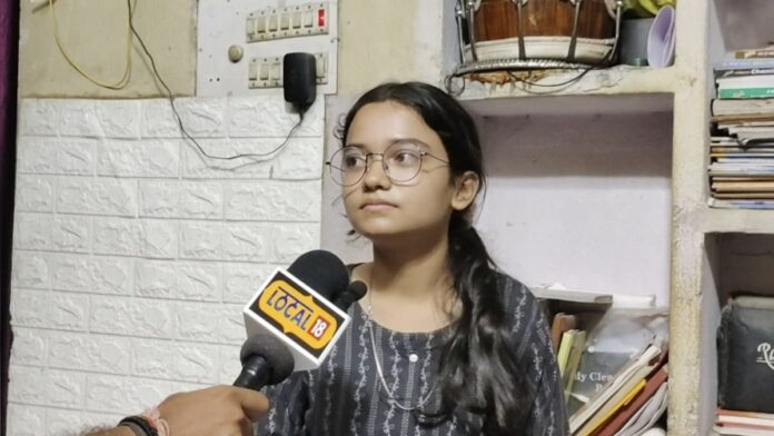 मिलिए आरा की आकांक्षा से, 13 वर्ष की उम्र में तीन भाषाओं में करती है गायकी