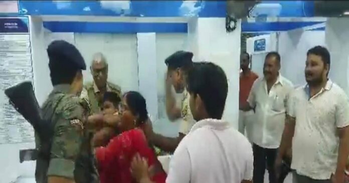 ये तो हद है...बेटे के सामने मां को पुलिस ने पीटा, देखें VIDEO