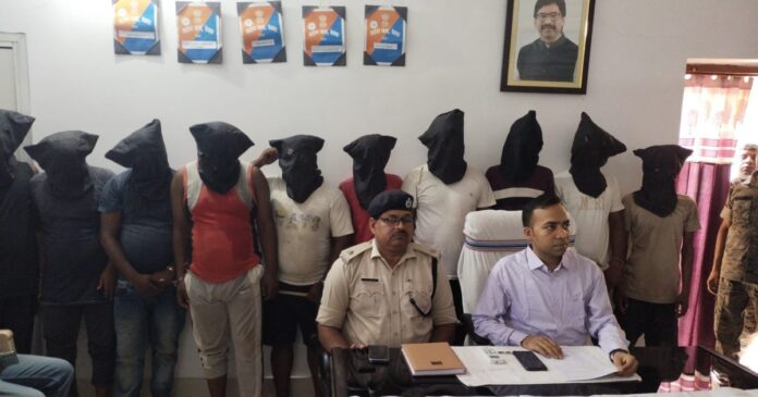 पुलिस ने 10 अपराधियों को किया गिरफ्तार, 72 साइबर लिंक लगे हाथ, जांच जारी