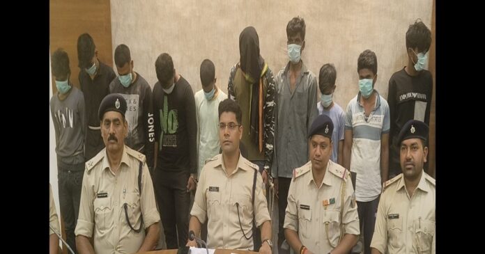 क्राइम करने से पहले ही पकड़ा गया अपराधियों का गैंग, पास से मिले इतने हथियार कि हैरान रह गई पुलिस
