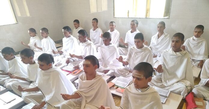 ये बच्चे हैं सनातन धर्म के ध्वजारोहक, मंत्रों का करते हैं उच्चारण