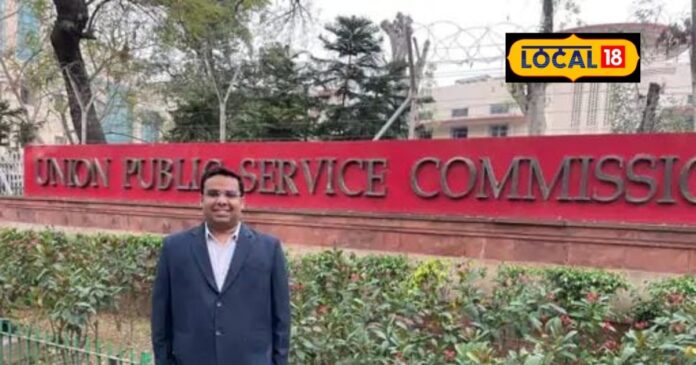 UPSC IIS: भारतीय सूचना सेवा की परीक्षा में सीवान के लाल अंकित ने किया टॉप, गांव में जश्न का माहौल 