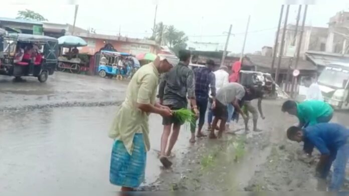 बिहार के इस जिले के लोगों ने धान की रोपाई खेतों के बजाय NH पर की, जानिए वजह