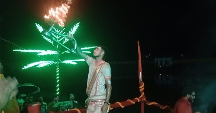 गुमला में पहली बार बनारस की तर्ज पर  हुआ भव्य आरती