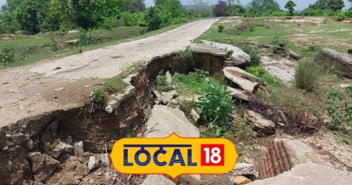 बारिश में टूट गया जंगलों में बना पुल, भगवान महावीर की जन्मस्थली जाने का है रास्ता