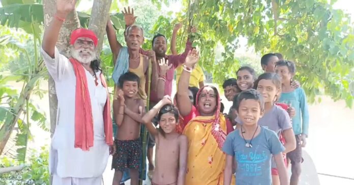 विकास को तरसता यह गांव...न ही पुल और न नाव, जुगाड़ से दरिया पार कर रहे लोग