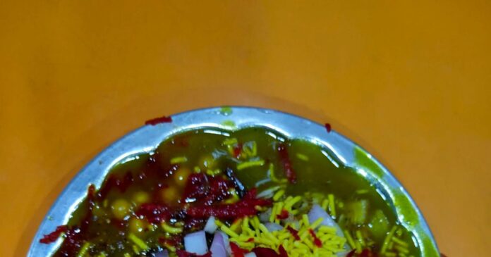 शिवम स्वीट्स में पिंटू राम बिना लहसुन प्याज वाली बनाते हैं चाट