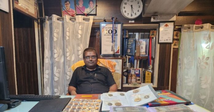 इस शख्स के पास 100 देशों का सिक्का और 50 देशों का है नोट, बना चुके हैं वर्ल्ड रिकॉर्ड