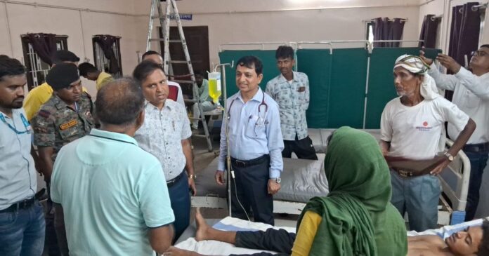 मोहर्रम के जुलूस के दौरान बांस और हरे पेड़ से टकराया बिजली तार, 11 लोग झुलसे