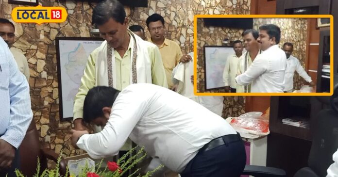 IAS ने विदाई समारोह में ऑफिस के चपरासी के छूए पैर, वायरल हो गई तस्वीर