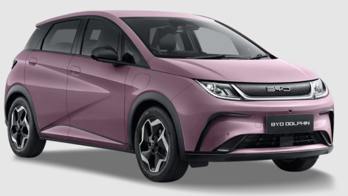 BYD Dolphin EV Launched: सिंगल चार्ज में 340km रेंज के साथ BYD ने लॉन्च की शानदार Dolphin EV, जानें कीमत