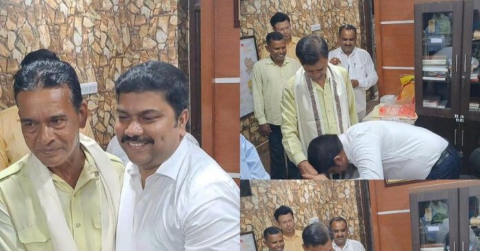 Jharkhand IAS Viral Photo: जब आईएएस अधिकारी ने सबके सामने छुए अपने चपरासी के पैर, बताई वजह