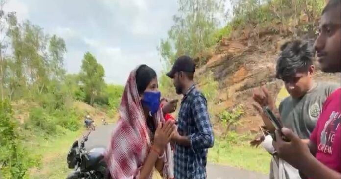 जंगल के बीच थे प्रेमी युगल, युवकों ने की बदसलूकी...वीडियो बनाकर किया वायरल