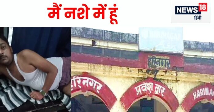 VIDEO: दारू पीकर कच्छा-बनियान में सोता रहा रेलवे का बुकिंग क्लर्क, टिकट के लिए खड़े रहे यात्री