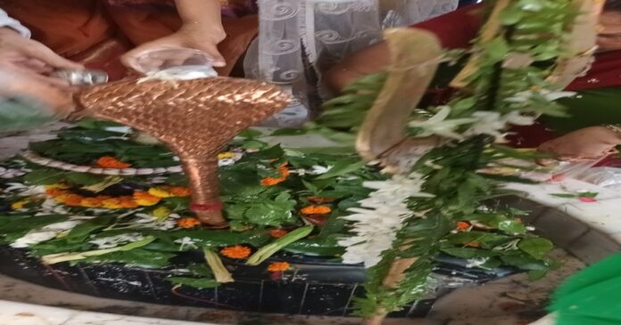 सावन की दूसरी सोमवारी पर शिवालयों में उमड़ी भक्तों की भीड़, बन रहा दुर्लभ संयोग