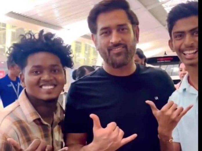 MS Dhoni ने फैन की विश पूरे करने के लिए खास अंदाज में खिचाई फोटो, देखिए वीडियो