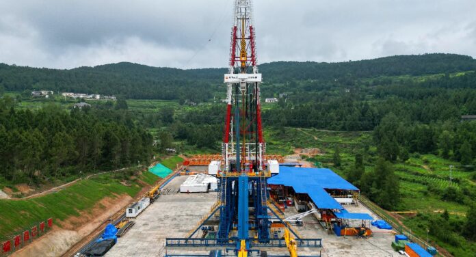 10 हजार मीटर गहरा एक और गड्ढा खोदने लगा चीन, क्‍यों कर रहा धरती में ‘छेद’? जानें