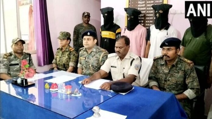 Jharkhand Police rescued two minor girls from kidnappers four accused also arrested