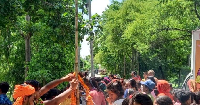 छत से गिरकर बंदर की मौत, ग्रामीणों ने निकाली शवयात्रा, बनेगा हनुमान मंदिर
