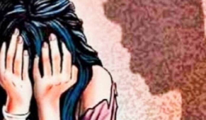 फिल्म निर्माता पर एक्ट्रेस ने लगाया यौन उत्पीड़न का आरोप, फर्जी अकाउंट बनाकर करता था 