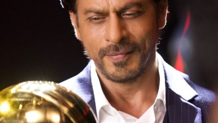 वर्ल्ड कप ट्रॉफी के साथ नजर आए Shah Rukh Khan, फैंस ने कहा-भारत की होगी जीत
