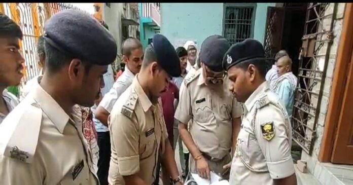 Patna: दिनदहाड़े घर में घुसे लुटेरे, महिला से लाखों की ज्वेलरी छीनी, विरोध करने पर रेत दिया गला