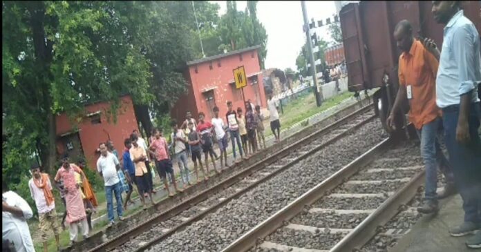बिहार में टला बड़ा रेल हादसा, 2 बोगियों को छोड़कर 5 Km आगे बढ़ गई ट्रेन, मची अफरातफरी