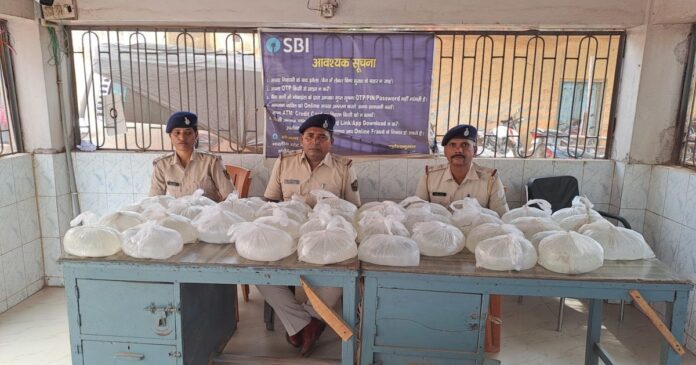 मुंगेर में नाव से की जा रही थी देसी शराब की तस्करी, 111 लीटर शराब हुई बरामद