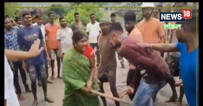 छात्रा से छेड़खानी युवक को पड़ी भारी, लड़की की मां ने डंडे से की पिटाई