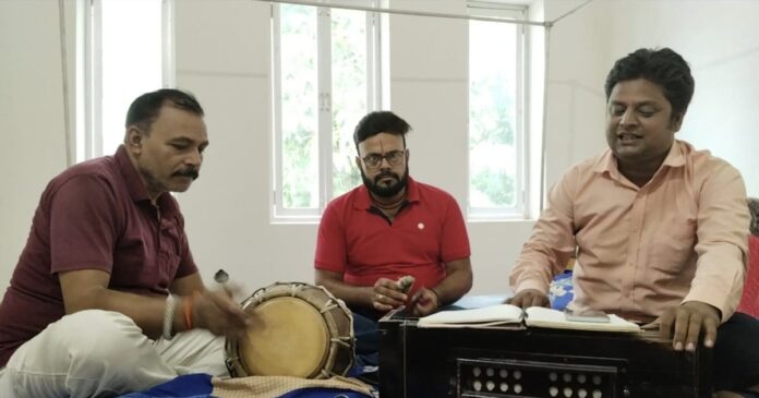 बच्चों को पढ़ाएं या अभियान चलाएं! बिहार के टीचर ने गाया गाना, हो गया वायरल