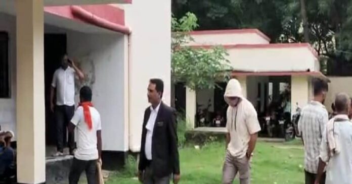 बदन पर हुडी, चेहरे पर मास्क, पहचान छिपाकर कोर्ट पहुंचे खेसारी लाल यादव, 4 साल पुराने केस में मिली राहत