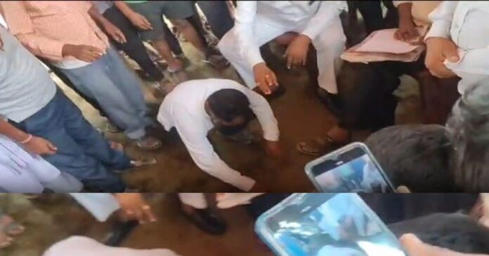 Viral Video: नहाती महिलाओं का वीडियो बनाने का युवक पर आरोप, भाजपा के पूर्व विधायक ने सरेआम थूक चटवाया